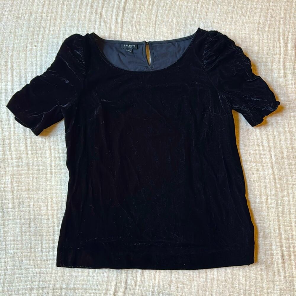 Black velvet‎ blouse